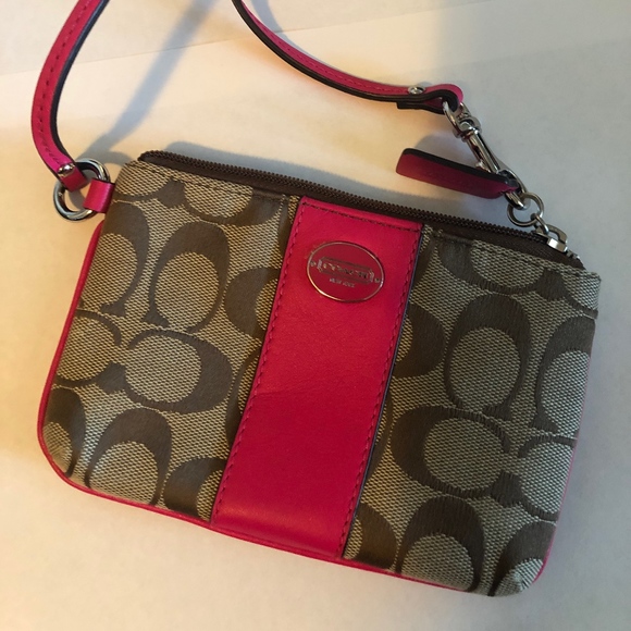 👜‼️SALE‼️ Coach wristlet - Picture 1 of 4
